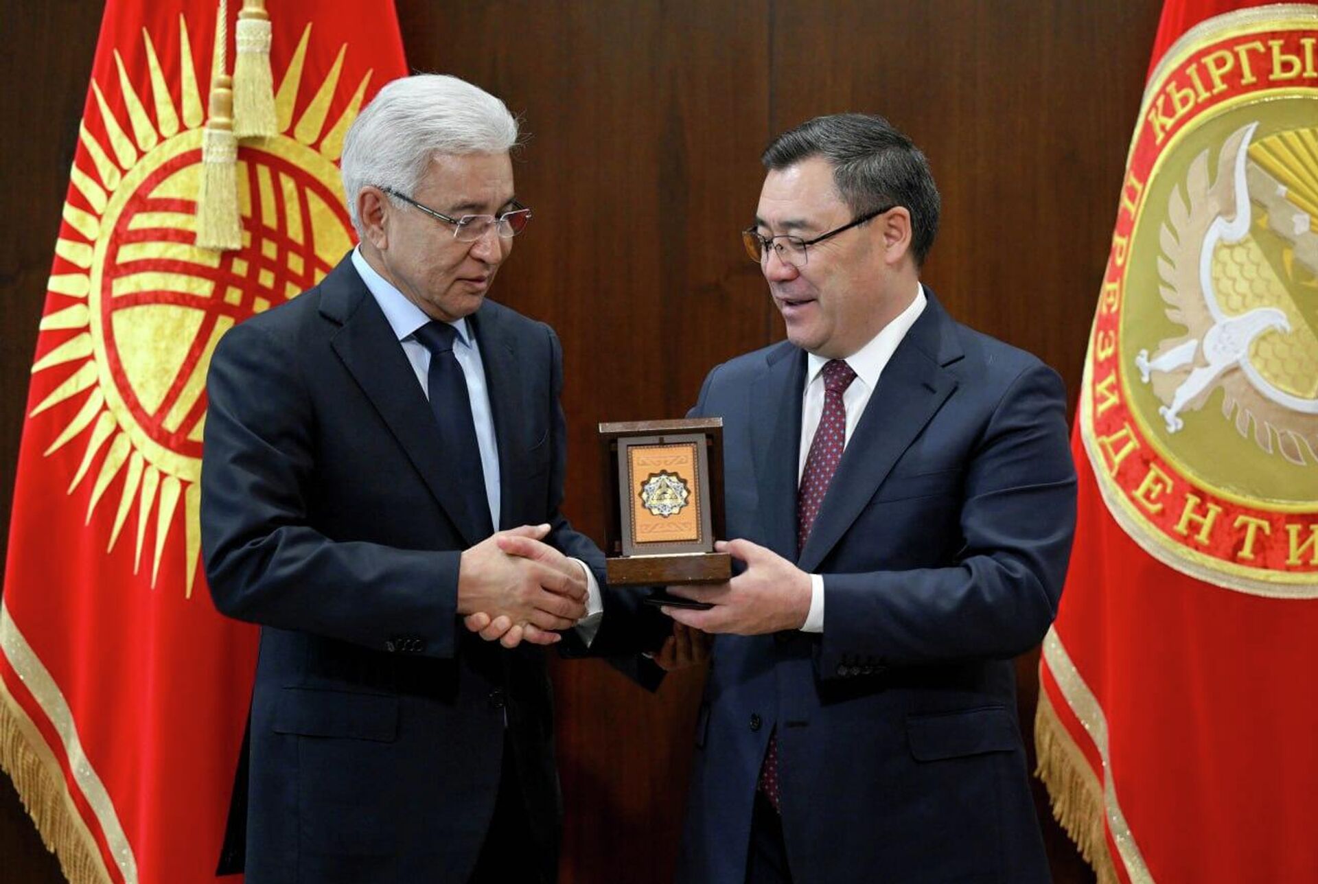 Встреча Садыра Жапарова и генсека ОДКБ Имангали Тасмагамбетова - Sputnik Кыргызстан, 1920, 20.11.2025