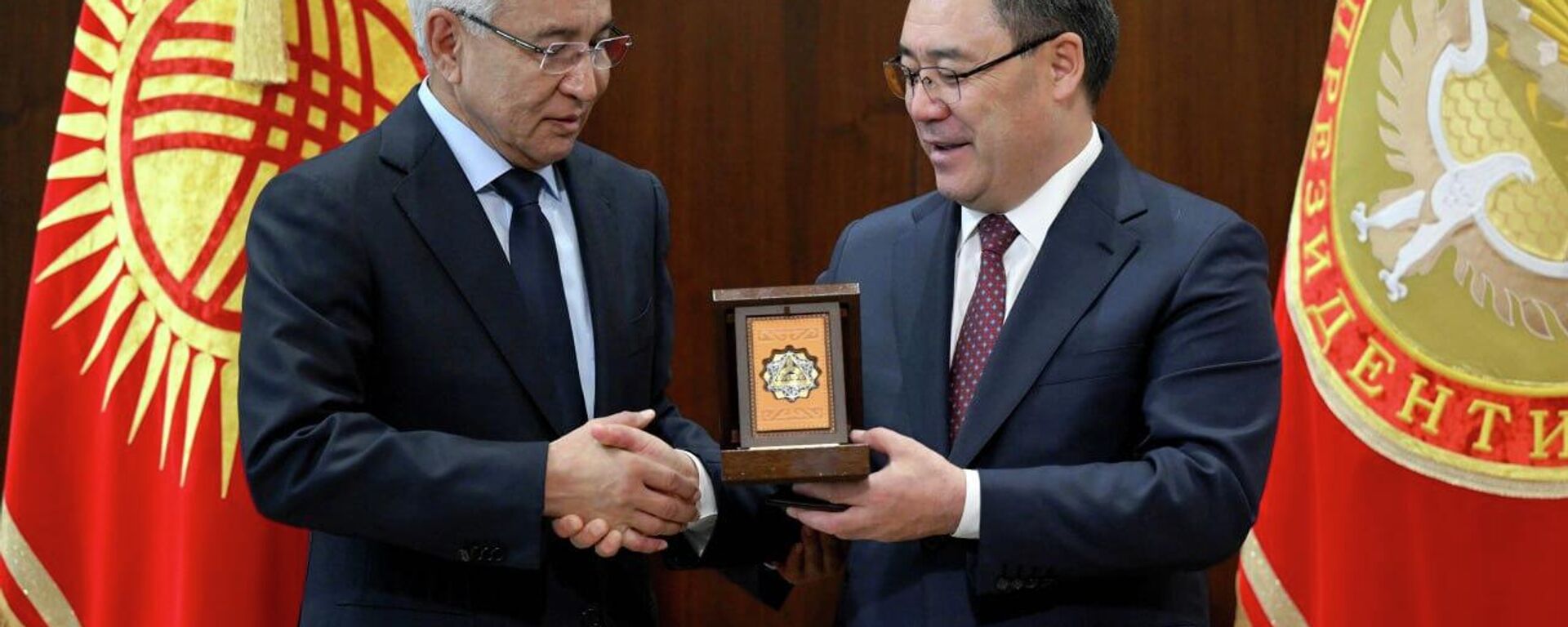 Встреча Садыра Жапарова и генсека ОДКБ Имангали Тасмагамбетова Встреча Садыра Жапарова и генсека ОДКБ Имангали Тасмагамбетова - Sputnik Кыргызстан, 1920, 20.11.2025