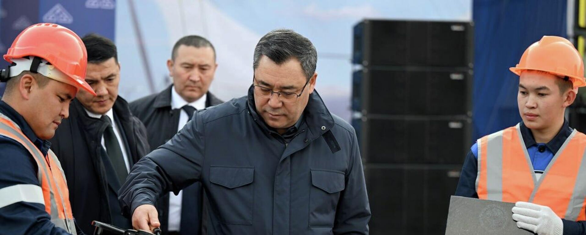 Садыр Жапаров принял участие в церемонии закладки капсулы городка Алтай - Sputnik Кыргызстан, 1920, 20.11.2025