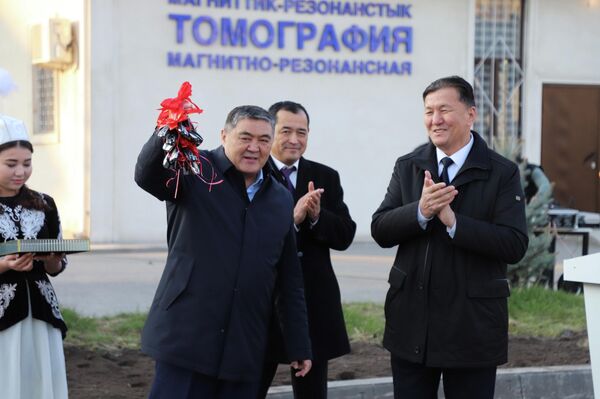 Камчыбек Ташиев Бишкектеги Эне жана баланы коргоо улуттук борборуна буга чейин убадалаган 10 автомашинанын ачкычын тапшырганын УКМК билдирди - Sputnik Кыргызстан