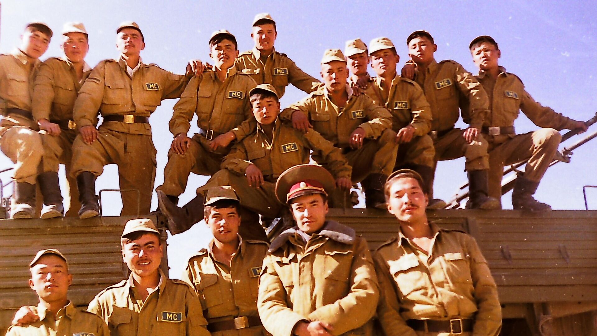 Аскердик чалгын кызматынын офицери, ага лейтенант Айбек Мамытов (сол жактан биринчи) кесиптештери менен. Тажик-афган чек арасы. Тажикстандын Тоолуу Бадахшан автоном облусу, Ишкашим району. 1995-жыл Аскердик чалгын кызматынын офицери, ага лейтенант Айбек Мамытов (сол жактан биринчи) кесиптештери менен. Тажик-афган чек арасы. Тажикстандын Тоолуу Бадахшан автоном облусу, Ишкашим району. 1995-жыл - Sputnik Кыргызстан, 1920, 23.11.2025