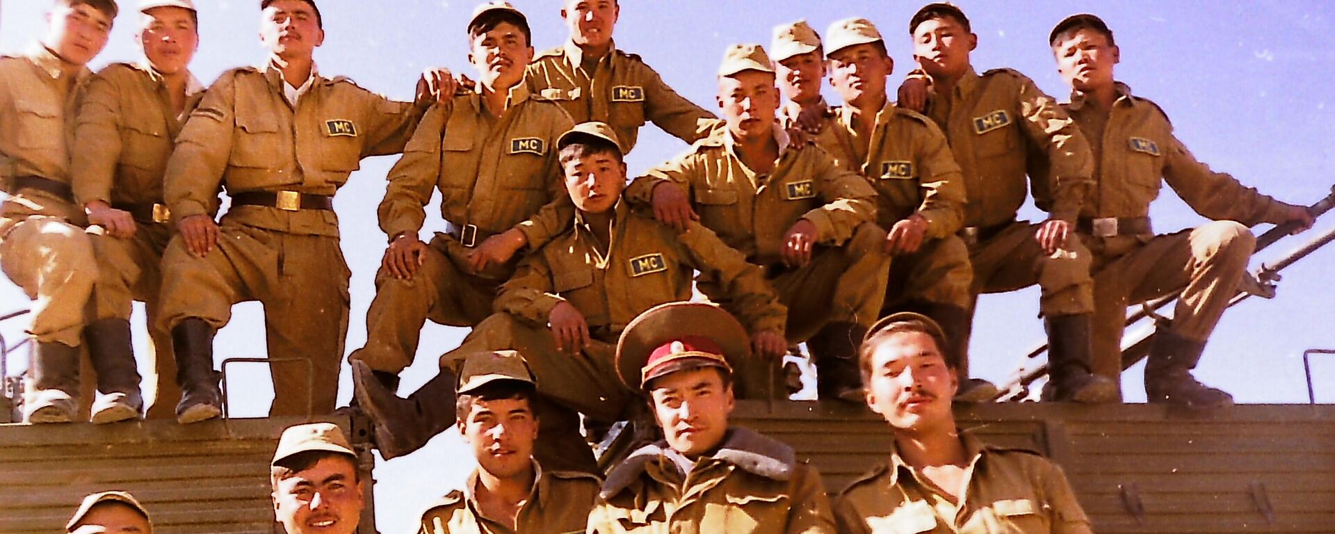 Аскердик чалгын кызматынын офицери, ага лейтенант Айбек Мамытов (сол жактан биринчи) кесиптештери менен. Тажик-афган чек арасы. Тажикстандын Тоолуу Бадахшан автоном облусу, Ишкашим району. 1995-жыл - Sputnik Кыргызстан, 1920, 23.11.2025