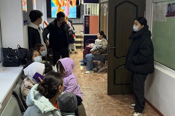 Он посетил Городскую детскую клиническую больницу скорой медицинской помощи и Республиканскую клиническую инфекционную больницу в Бишкеке - Sputnik Кыргызстан