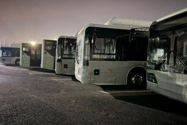 В Бишкек из Китая в рамках проекта &quot;Зеленый город&quot; прибыла первая партия автобусов марки Yutong — всего 20 единиц - Sputnik Кыргызстан