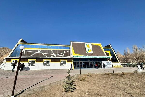 Бүгүн, 22-ноябрда, Нарын шаарындагы Ден соолукту чыңдоо борборунун имараты толугу менен капиталдык оңдоодон өтүп, пайдаланууга берилди. - Sputnik Кыргызстан