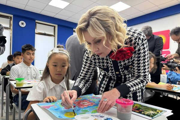 Мария Захарова борборду көрүп, кичинекейлер менен бирге сүрөт да тартты - Sputnik Кыргызстан