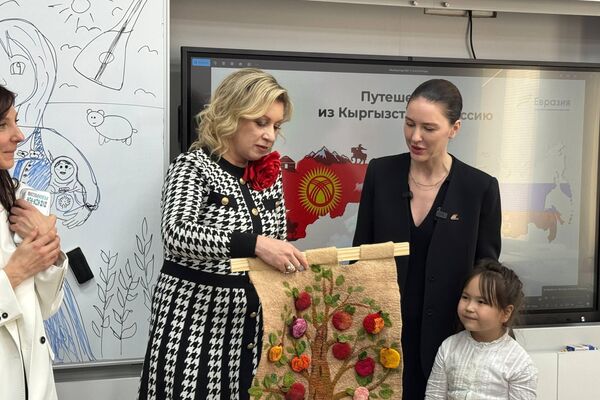 РФтин ТИМинин расмий өкүлү Мария Захарова, РФтин Мамдумасынын депутаты, &quot;Евразия&quot; жетекчиси Алена Аршинова   - Sputnik Кыргызстан