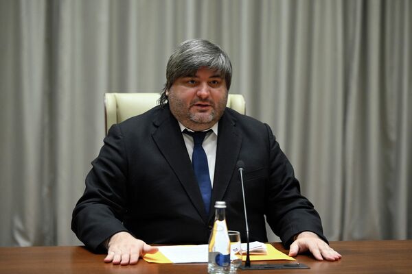 Байсалов поздравил Титова с назначением и выразил уверенность, что его деятельность будет способствовать дальнейшему укреплению двусторонних отношений - Sputnik Кыргызстан