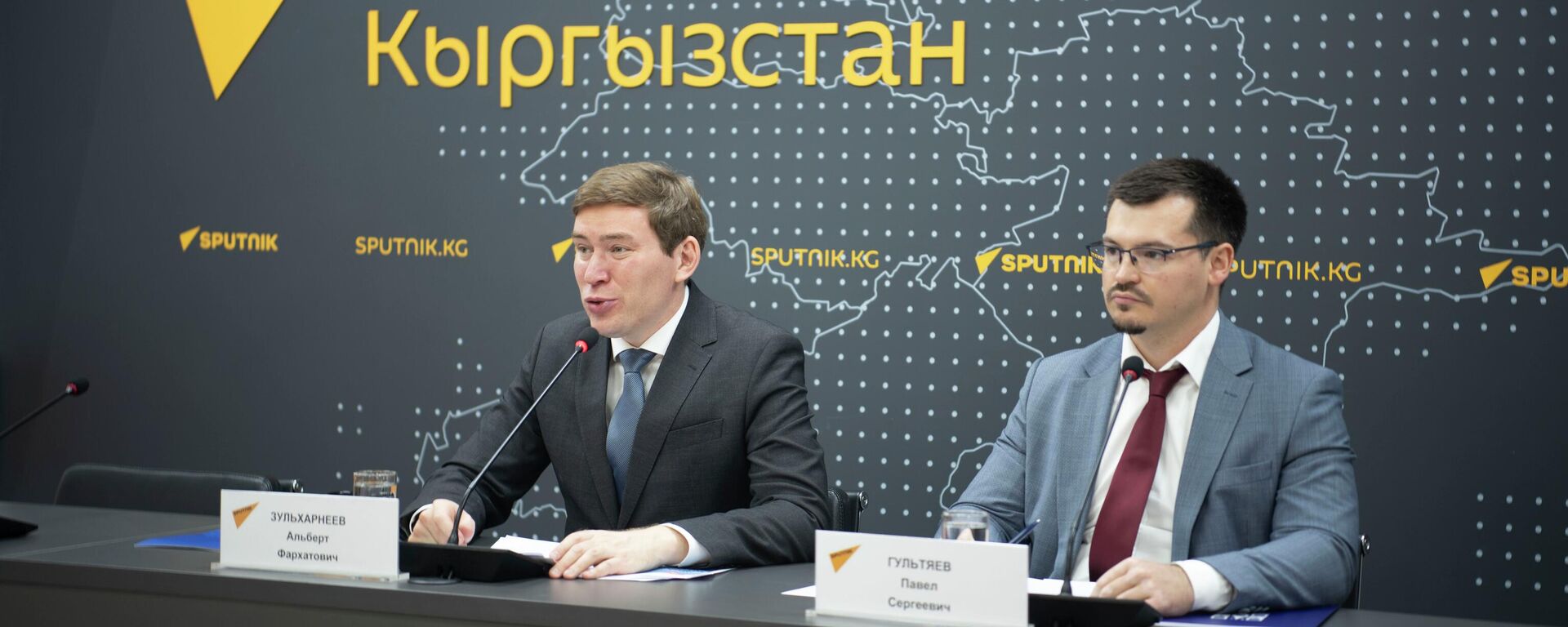 Россотрудничествонун Кыргызстандагы өкүлчүлүгүнүн жетекчиси Альберт Зульхарнеев (сол жакта) - Sputnik Кыргызстан, 1920, 24.11.2025