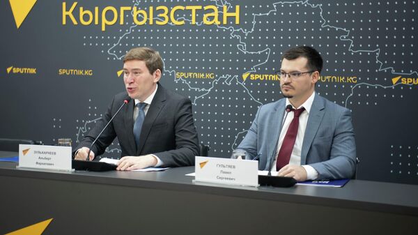 Россотрудничествонун Кыргызстандагы өкүлчүлүгүнүн жетекчиси Альберт Зульхарнеев (сол жакта) - Sputnik Кыргызстан