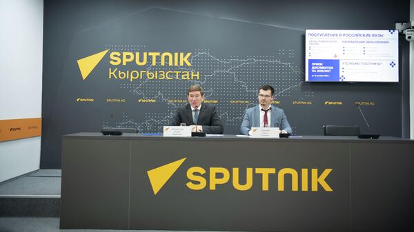 Россотрудничествонун республикалагы өкүлчүлүгүнүн жетекчиси Альберт Зульхарнеев (сол жакта) - Sputnik Кыргызстан