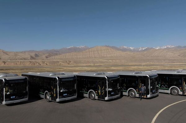 Автобусы и спецтехнику закупили на 230 миллионов сомов, выделенных на развитие транспортной и строительной инфраструктуры Нарына из Стабилизационного фонда президента КР - Sputnik Кыргызстан