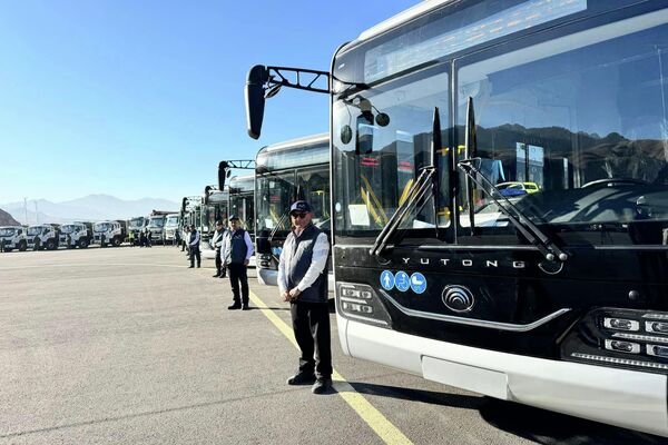 В Нарыне состоялась торжественная передача мэрии 11 автобусов и 14 единиц спецтехники - Sputnik Кыргызстан