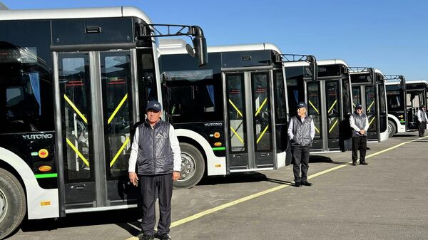 Передача новых автобусов городу Нарын - Sputnik Кыргызстан