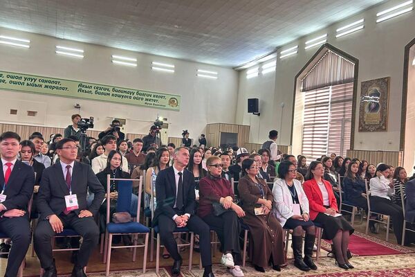 Фестиваль объединил студентов-кинематографистов из Казахстана, Кыргызстана, Монголии, России, Таджикистана и Узбекистана. Участники представят короткометражные фильмы, документальные и анимационные работы. - Sputnik Кыргызстан