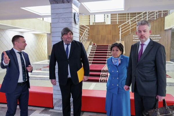 Он ознакомился с реализованными проектами университета и планами его дальнейшего развития и посмотрел трейлер художественного фильма &quot;Возвращение Мендыша&quot;, созданного при участии первого проректора КРСУ Гульнары-Клары Самат - Sputnik Кыргызстан