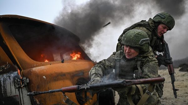 Отработка боевого слаживания военнослужащими РФ в зоне СВО - Sputnik Кыргызстан