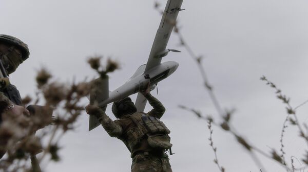 Украинский солдат готовится к запуску беспилотного летательного аппарата в Харьковской области. Архивное фото - Sputnik Кыргызстан