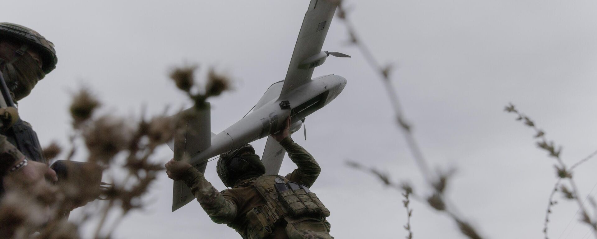 Украинский солдат готовится к запуску беспилотного летательного аппарата в Харьковской области. Архивное фото - Sputnik Кыргызстан, 1920, 25.11.2025