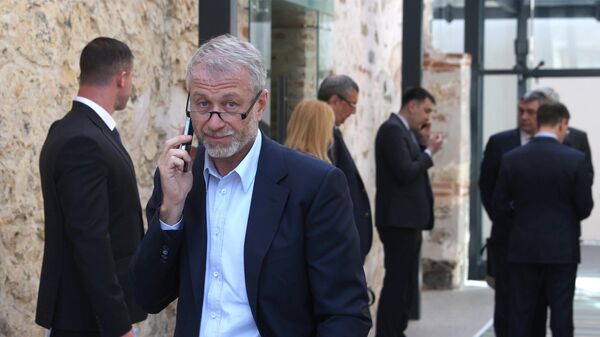 Бизнесмен Роман Абрамович разговаривает по телефону. Архивное фото - Sputnik Кыргызстан