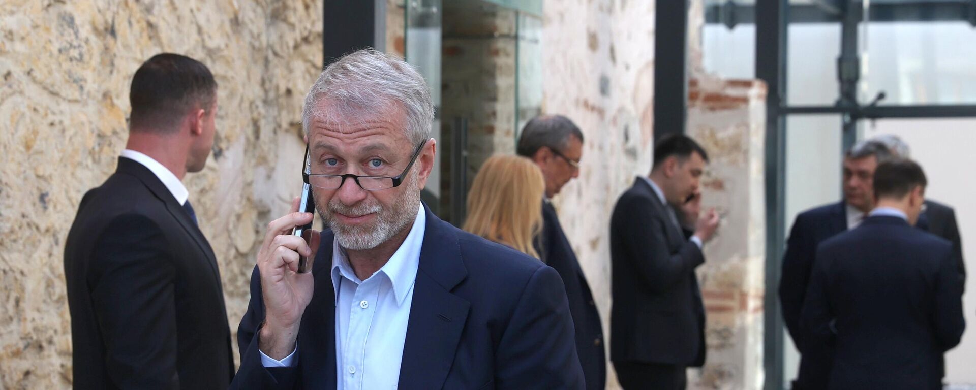 Бизнесмен Роман Абрамович разговаривает по телефону. Архивное фото - Sputnik Кыргызстан, 1920, 25.11.2025