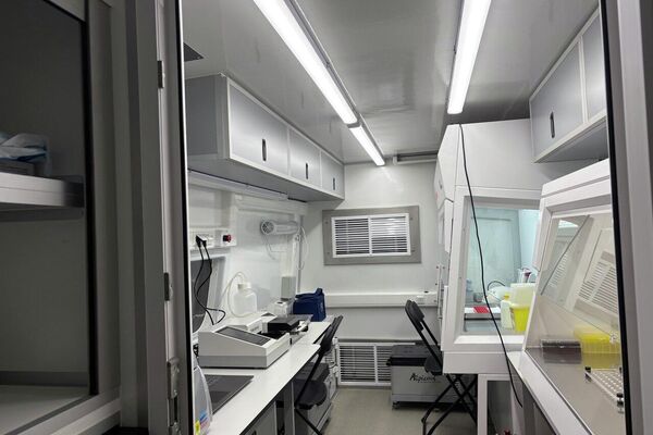 Россия Кыргызстанга эки көчмө лаборатория тапшырды. Салтанатка Роспотребнадзордун башчысы Анна Попова жана КР саламаттык сактоо министри Эркин Чечейбаев катышты - Sputnik Кыргызстан