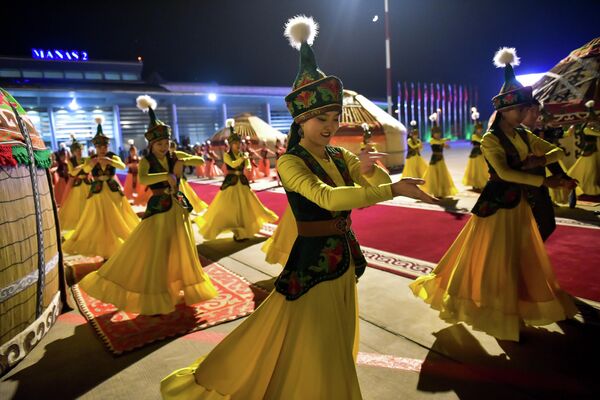 Коноктун урматына кызыл килем төшөлүп, боз үйлөр тигилип, улуттук музыка жаңырып, бийчилер бийлеп турушту - Sputnik Кыргызстан