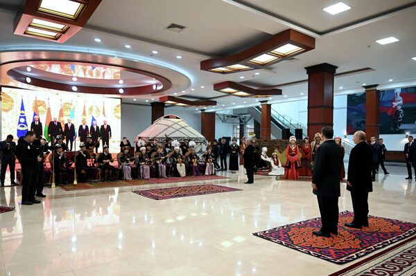 Путин бул сапар ири делегация менен келди. Алардын арасында мамлекеттик кызматкерлерден сырткары ишкерлер да бар. - Sputnik Кыргызстан