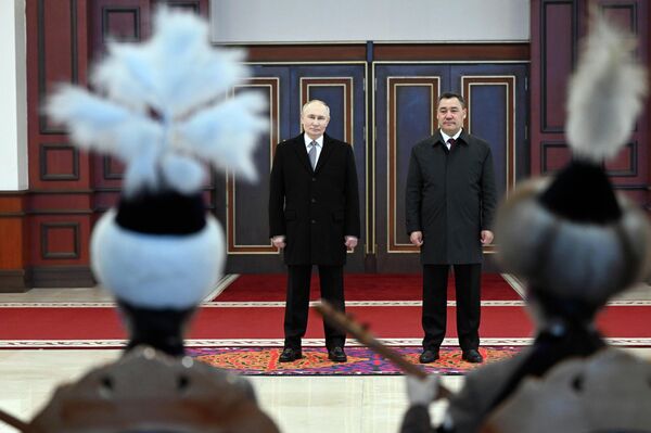 Алар алгач Жеңиш аянтындагы Өчпөс отко гүл коюп, андан соң президенттер &quot;Ала-Арча&quot; резиденциясында бейрасмий форматта баарлашат - Sputnik Кыргызстан