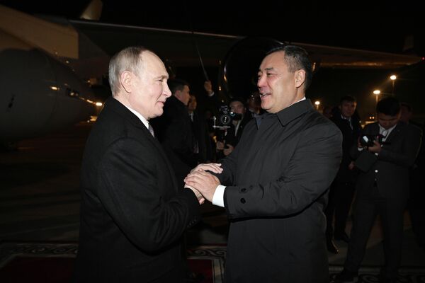 РФ лидерин &quot;Манас&quot; аэропортунан Кыргызстандын президенти Садыр Жапаров тосуп алды - Sputnik Кыргызстан