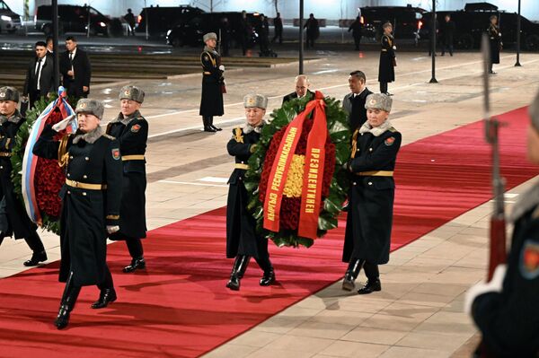 Президенты Кыргызстана и России — Садыр Жапаров и Владимир Путин — возложили венки к Вечному огню на площади Победы в Бишкеке - Sputnik Кыргызстан