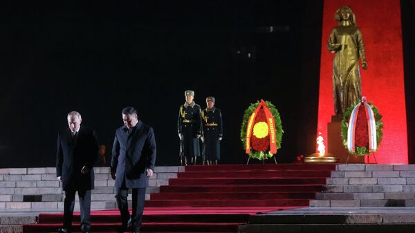 Президенты Садыр Жапаров и Владимир Путин возложили венки к Вечному огню на площади Победы в Бишкеке - Sputnik Кыргызстан