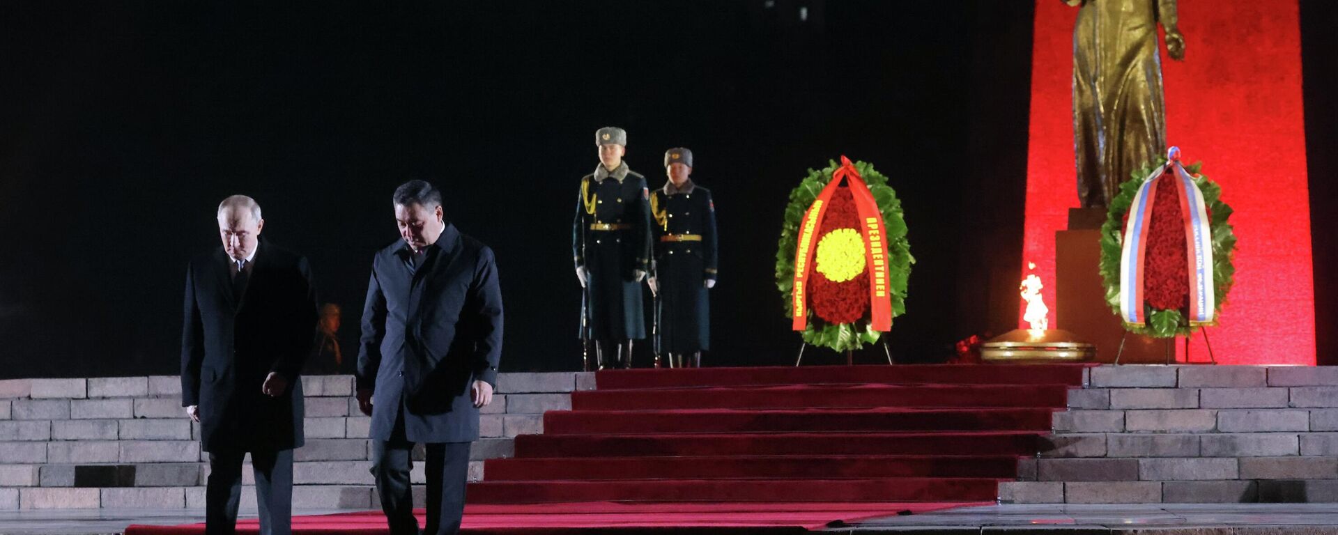 Путин менен Жапаров Жеңиш аянтына барып, Өчпөс отко гүлчамбар коюшту - Sputnik Кыргызстан, 1920, 25.11.2025