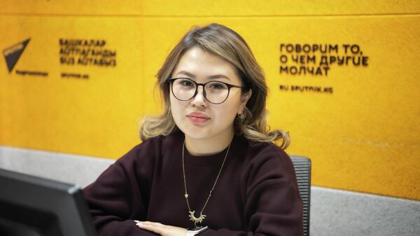 Акыйкатчы институтунун балдардын, аялдардын жана үй-бүлө укуктарынын сакталышына көзөмөл жүргүзүү бөлүмүнүн жетектөөчү адиси Курманжан Умаржан кызы - Sputnik Кыргызстан