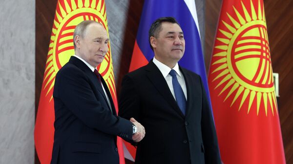 Президент Садыр Жапаров с российским лидером Владимиром Путиным - Sputnik Кыргызстан
