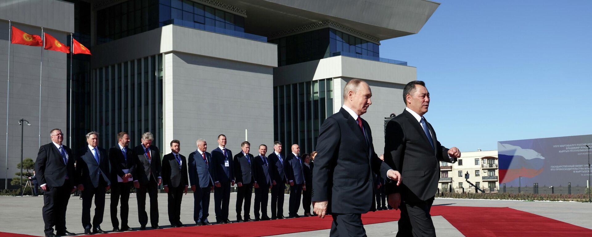 Кыргызстандын президенти Садыр Жапаров менен Россия Федерациясынын лидери Владимир Путин - Sputnik Кыргызстан, 1920, 26.11.2025