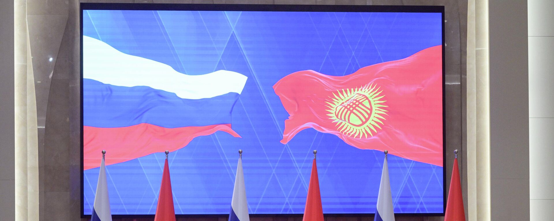 Президент Владимир Путин на переговорах с президентом Кыргызстана Садыром Жапаровым в Бишкеке - Sputnik Кыргызстан, 1920, 26.11.2025