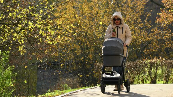 Аял коляска менен паркта сейилдеп жүрөт - Sputnik Кыргызстан