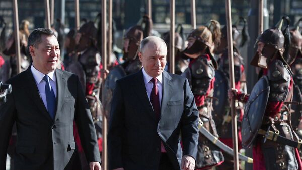 Президент России Владимир Путин с главой Кыргызстана Садыром Жапаровым во время церемонии официальной встречи - Sputnik Кыргызстан
