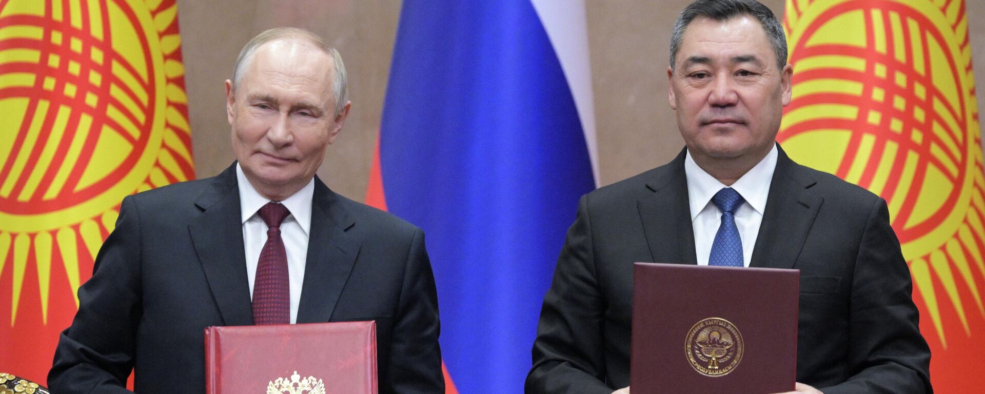 По итогам переговоров президентов Кыргызстана и России Садыра Жапарова и Владимира Путина подписан ряд двусторонних документов - Sputnik Кыргызстан, 1920, 26.11.2025