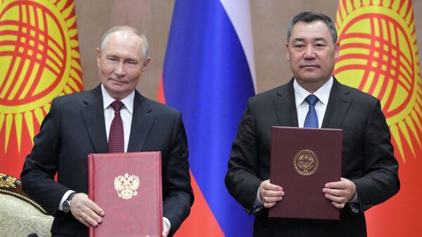 По итогам переговоров президентов Кыргызстана и России Садыра Жапарова и Владимира Путина подписан ряд двусторонних документов - Sputnik Кыргызстан