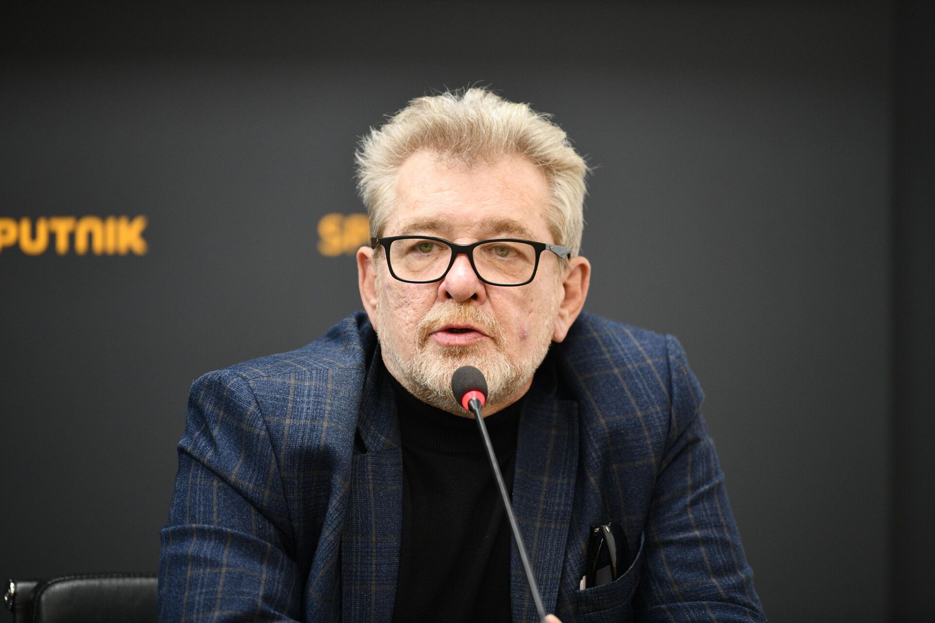 Старший научный сотрудник ЛИСЦАиКИВ РАН Андрей Грозин - Sputnik Кыргызстан, 1920, 26.11.2025