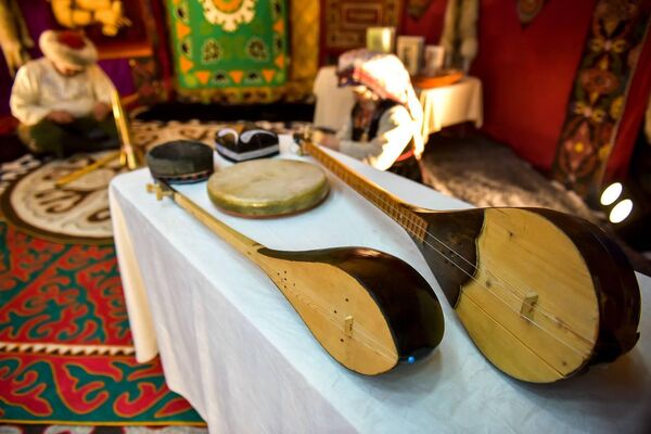 Им подарили национальные  музыкальные инструменты - Sputnik Кыргызстан