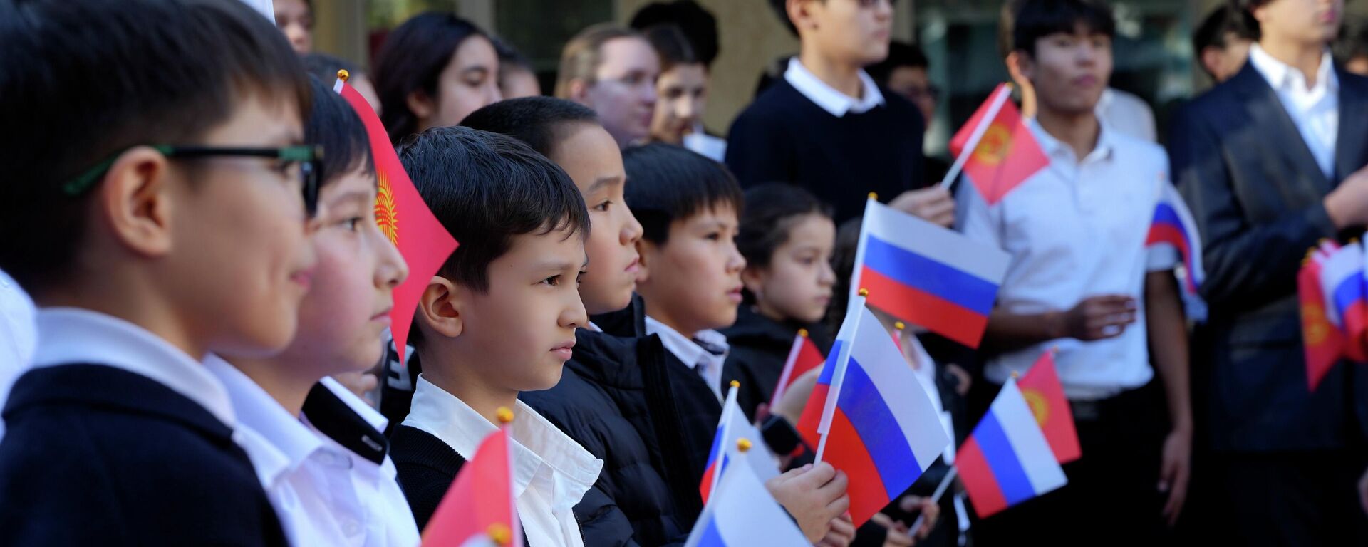 Как изменилась одна из самых престижных школ Бишкека — видео - Sputnik Кыргызстан, 1920, 27.11.2025