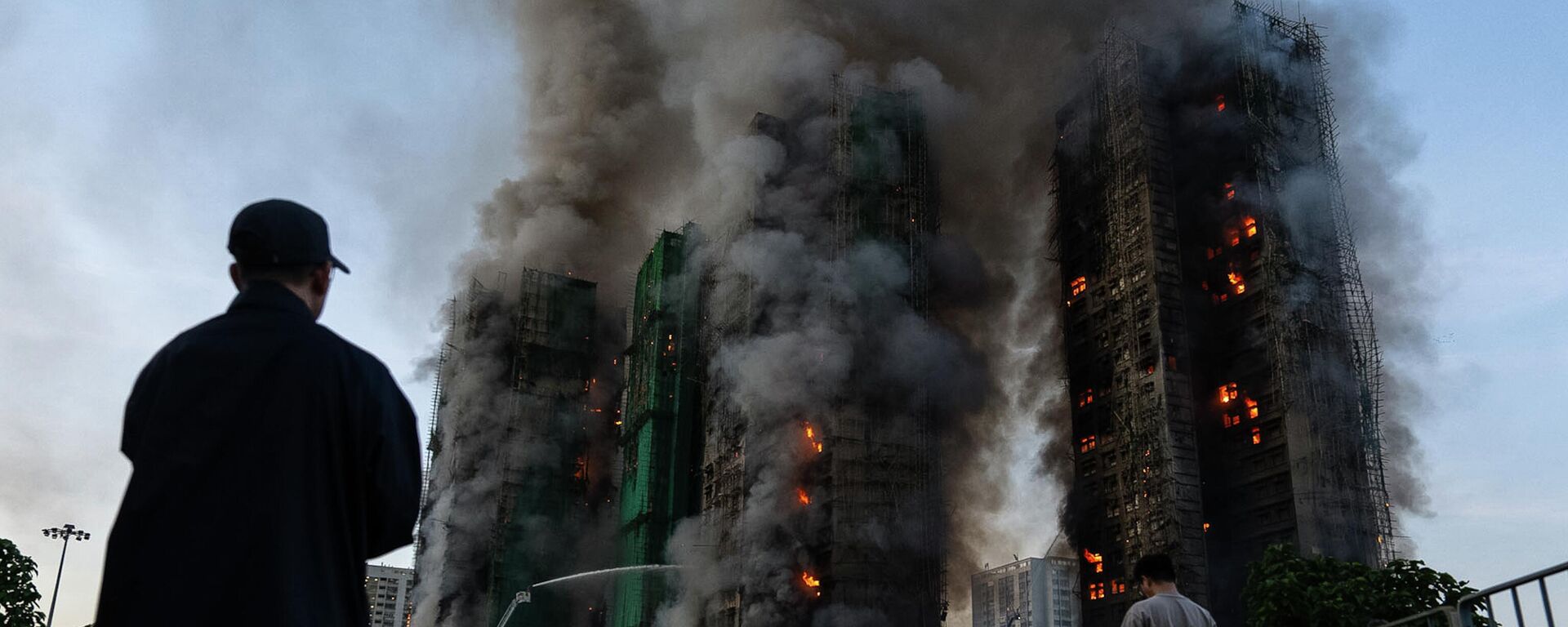 Масштабный пожар в жилом комплексе Ван Фук Корт в Гонконге - Sputnik Кыргызстан, 1920, 27.11.2025