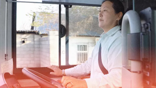 Жол кире төлөбөгөндөр көрүнүп турат. Автобус айдаган Элнура Айтманбетованын маеги - Sputnik Кыргызстан