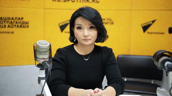 Экономика жана коммерция министрлигине караштуу Монополияга каршы жөнгө салуу кызматынын талдоо, отчеттуулук жана Евразия экономикалык комиссиясы менен өз ара аракеттешүү башкармалыгынын башкы адиси Айпери Жусупбекова - Sputnik Кыргызстан