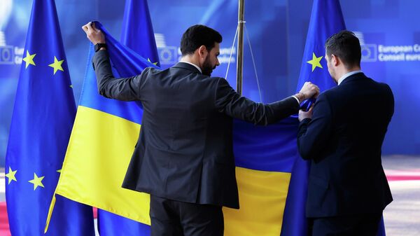 Европа Биримдигинин протокол кызматкерлери Украинанын желегин көрсөтүп жатышат. Архив - Sputnik Кыргызстан