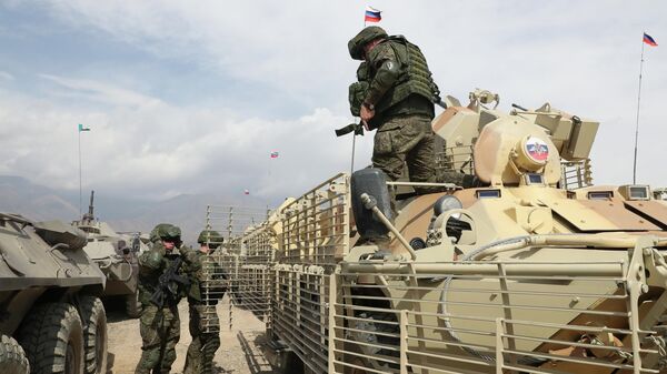 Военнослужащие ВС РФ во время командно-штабных учений Рубеж-2025 в Кыргызстане. Архивное фото - Sputnik Кыргызстан