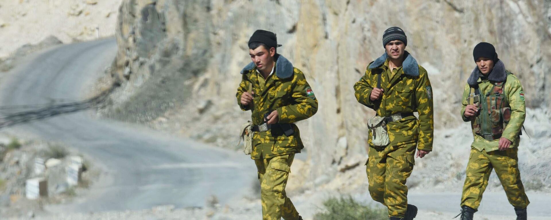 Пограничники на Таджикско-афганская границе. Архивное фото - Sputnik Кыргызстан, 1920, 27.11.2025